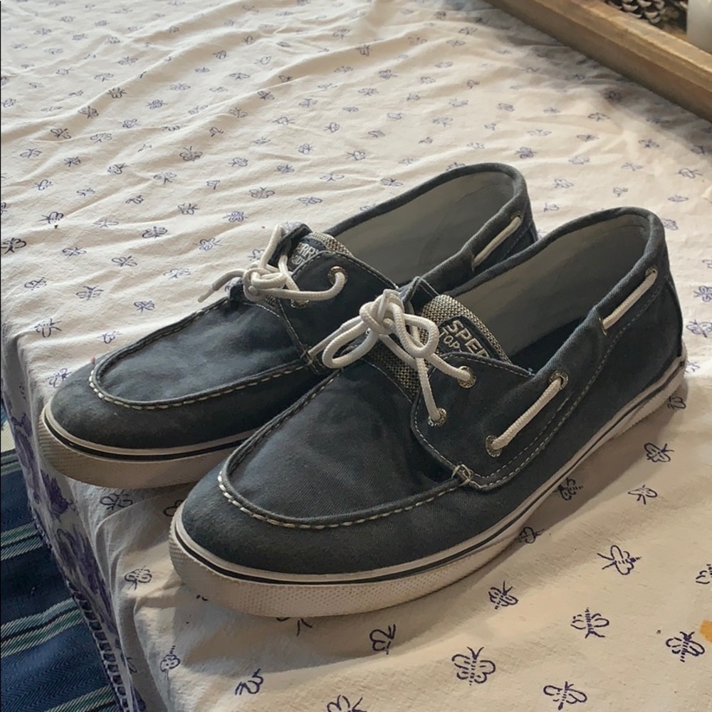 Sperry halyard boys shoes.
